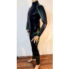 M Latex catsuit-Alapmodell. Fekete alapszín, zöld dekor, hátsó cipzár.