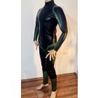 M Latex catsuit-Alapmodell. Fekete alapszín, zöld dekor, hátsó cipzár.