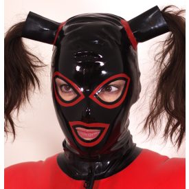   Női latex maszk fekete, piros dekorral, dupla copfcsővel a fejtetőn. M méretű