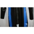 L Férfi latex catsuit fekete alapszínnel, oldalán kék dekorral, első cipzárral.