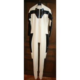   M Férfi latex rohamosztagos catsuit fehér alapszín, fekete dekorral, első cipzárral, zoknival. PRÉMIUM minőség!