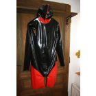 XXL Férfi Surf Catsuit fekete-piros színben, maszkkal. Csak száj és orrnyílás!