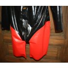 XXL Férfi Surf Catsuit fekete-piros színben, maszkkal. Csak száj és orrnyílás!